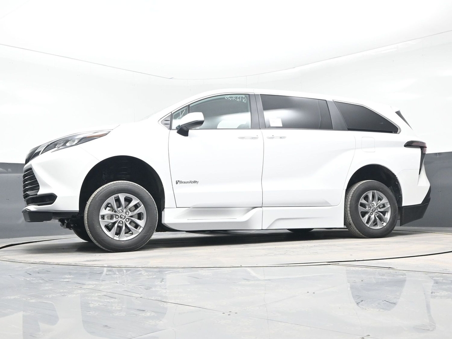 New 2025 Toyota Sienna Hybrid LE - BraunAbility Side Entry Entry Fold Out Automatic Ramp