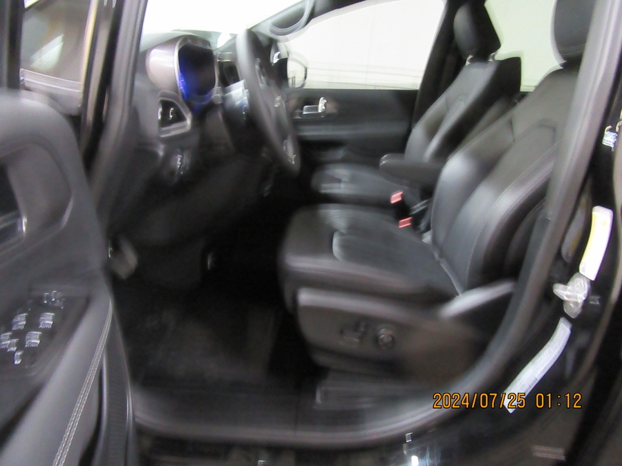 Black Chrysler Voyager image number 5