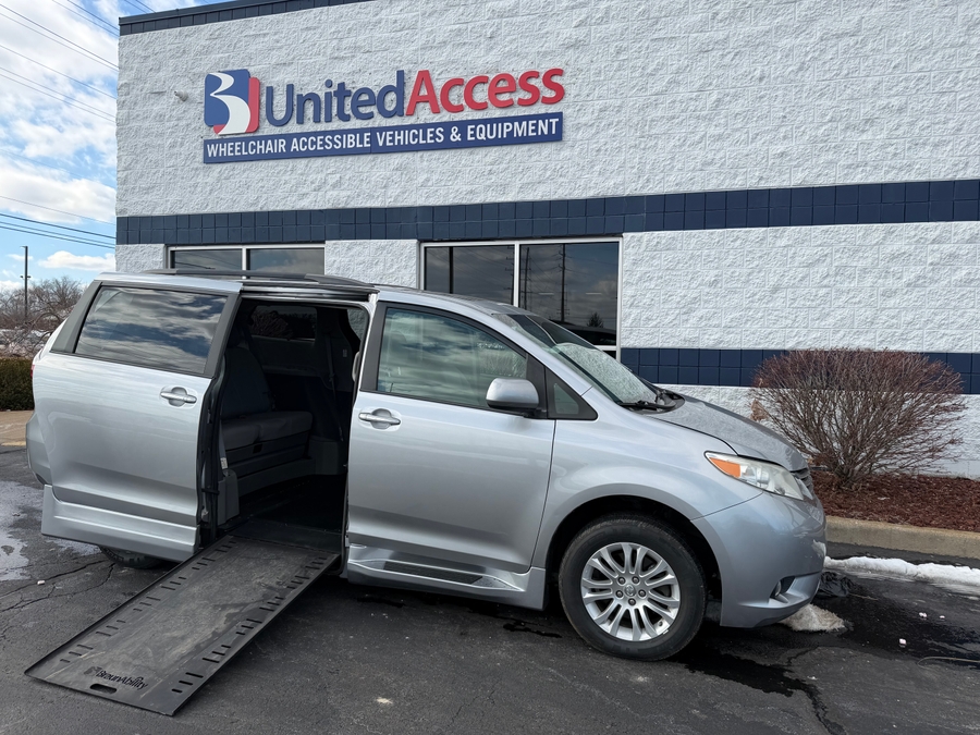 Used 2017 Toyota Sienna XLE Base - BraunAbility Side Entry Entry In Floor Automatic Ramp