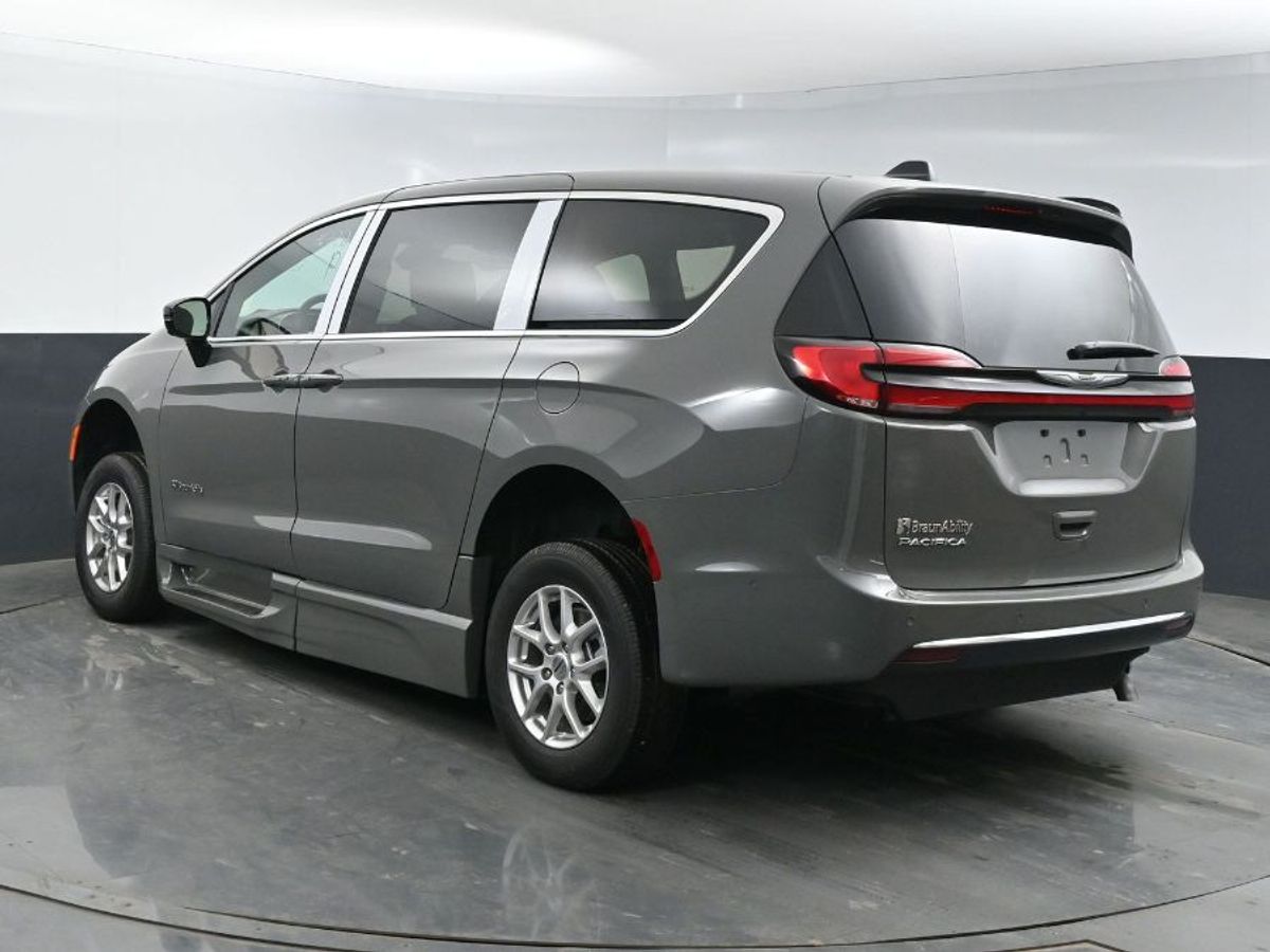 Grey Chrysler Pacifica image number 21