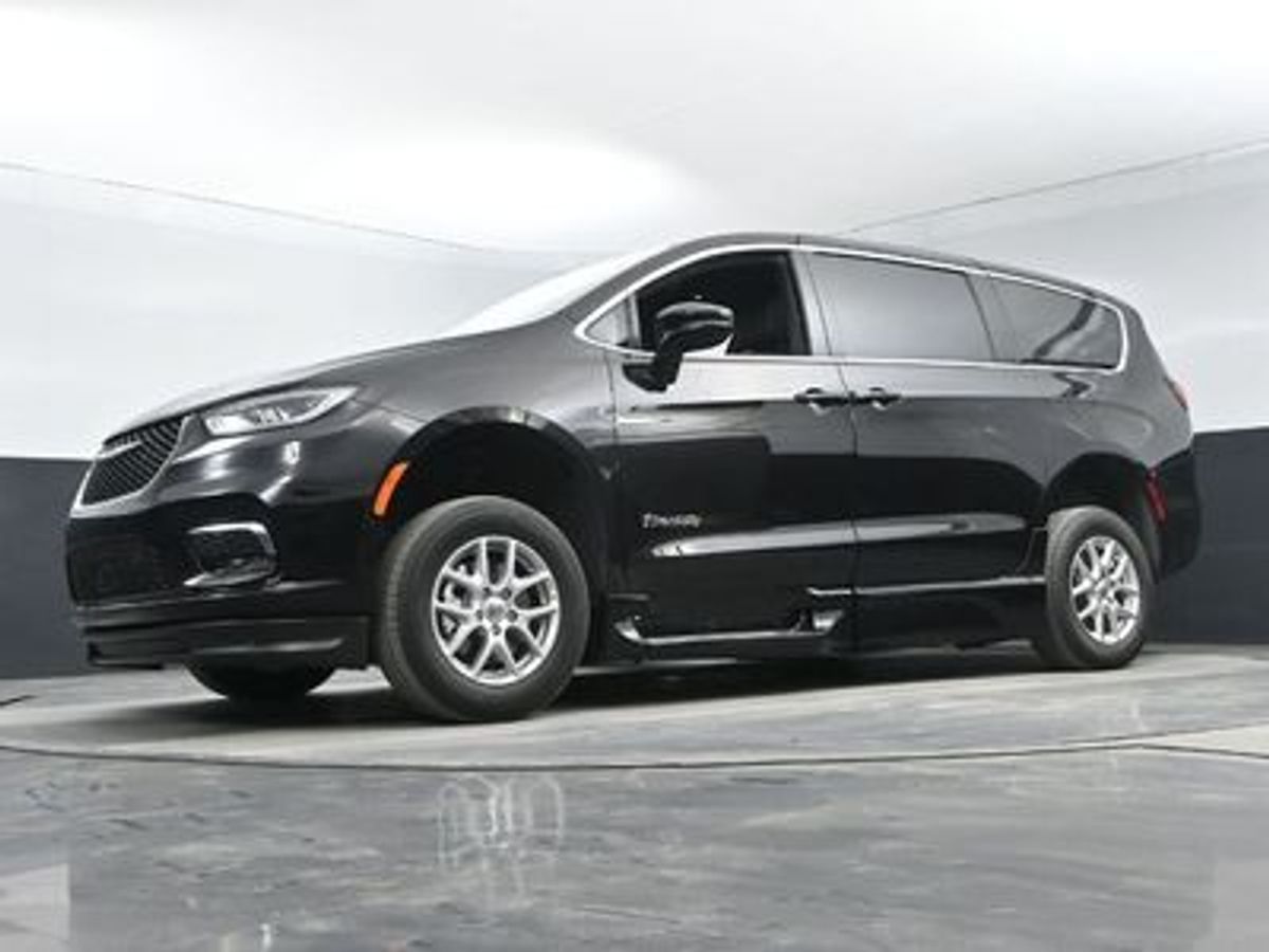 Black Chrysler Pacifica image number 9