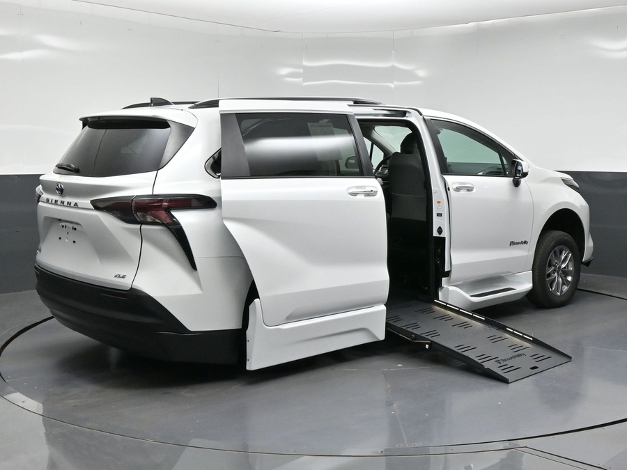 New 2026 Toyota Sienna Hybrid XLE Base - BraunAbility Side Entry Fold Out Automatic Ramp