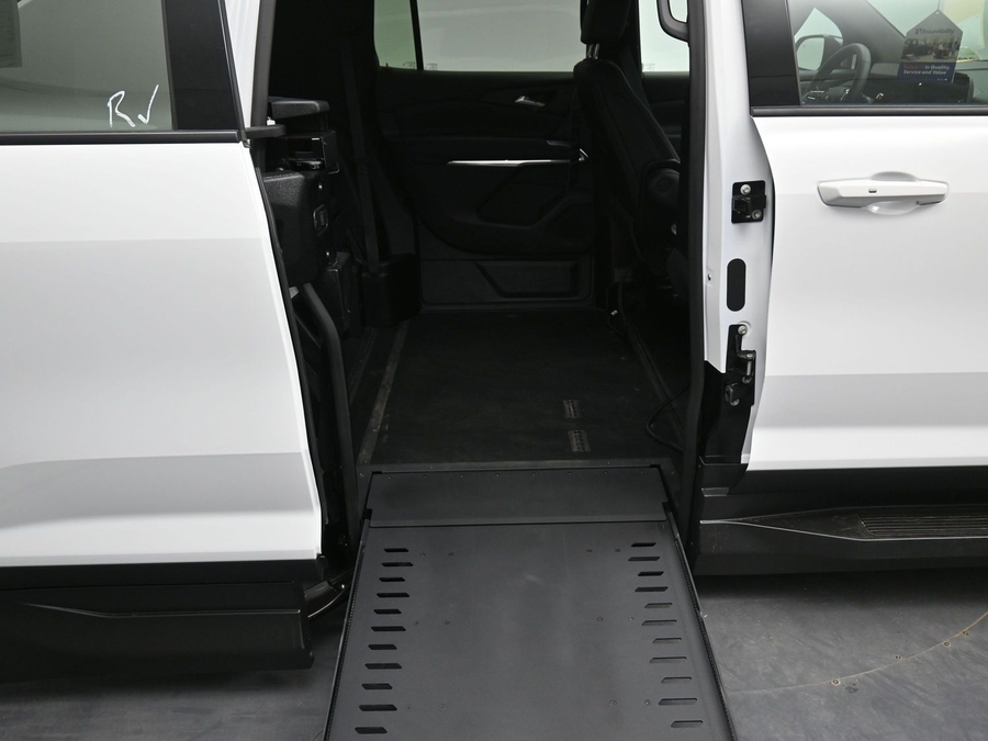 New 2026 Chevrolet Traverse 1LT Midnight - BraunAbility Side Entry In Floor Automatic Ramp