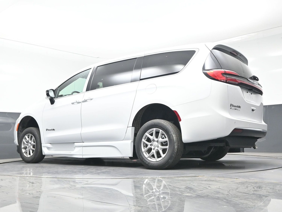 White Chrysler Pacifica image number 19