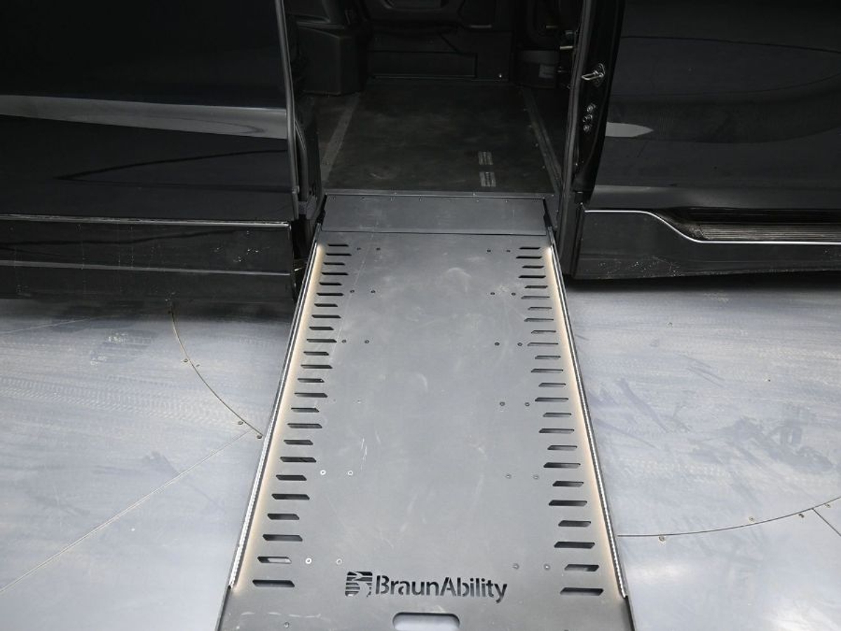 Black Honda Odyssey image number 10