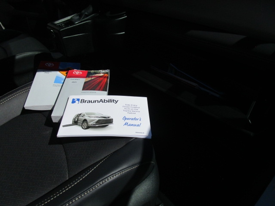 New 2025 Toyota Sienna Hybrid Platinum - BraunAbility Side Entry Entry In Floor Automatic Ramp