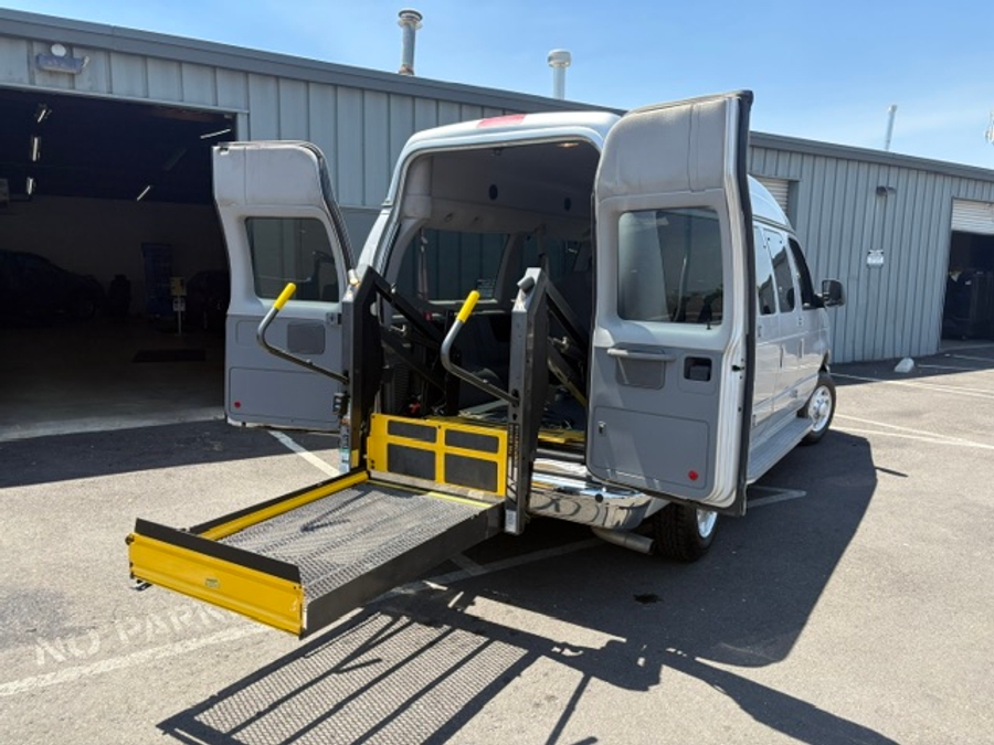 Used 2009 Ford E-Series E-350 SD XL - OTH Rear Entry Lift Automatic Ramp