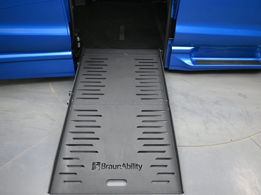 Blue Chrysler Pacifica image number 14