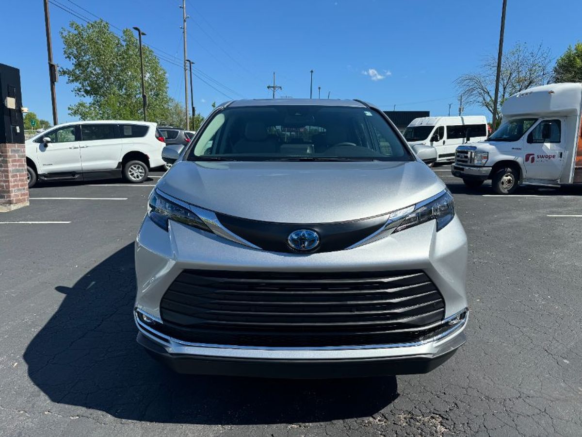 Silver Toyota Sienna image number 1