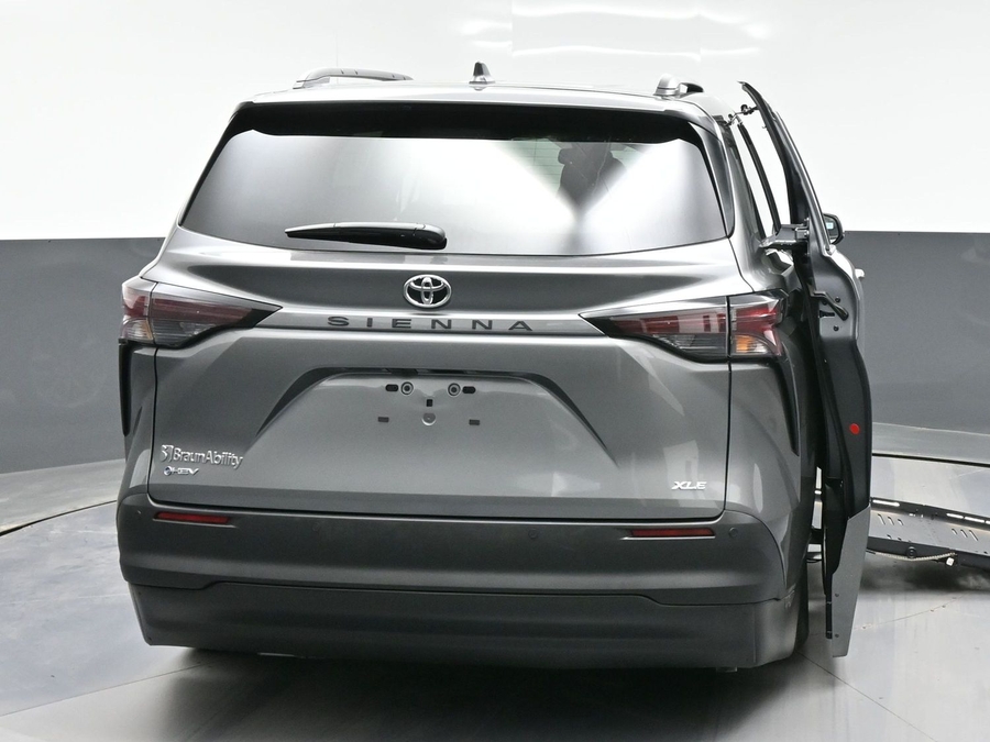 Grey Toyota Sienna image number 5