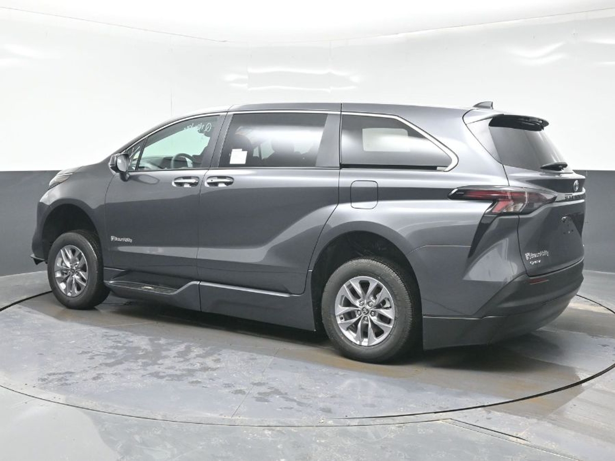 Grey Toyota Sienna image number 1