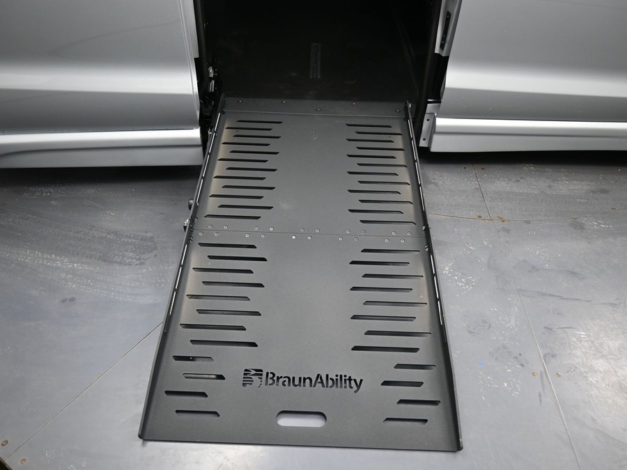New 2026 Chrysler Pacifica Select Safety - BraunAbility Side Entry Entry Fold Out Automatic Ramp