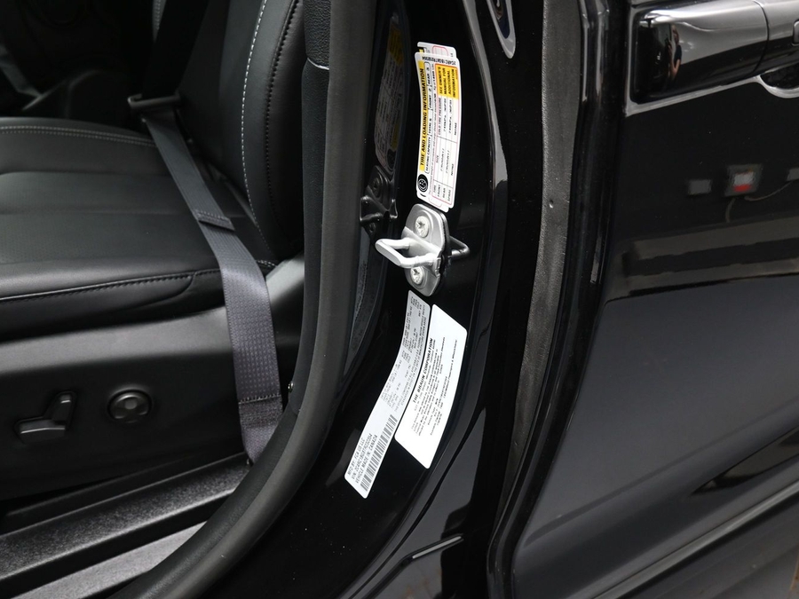 Black Chrysler Pacifica image number 13