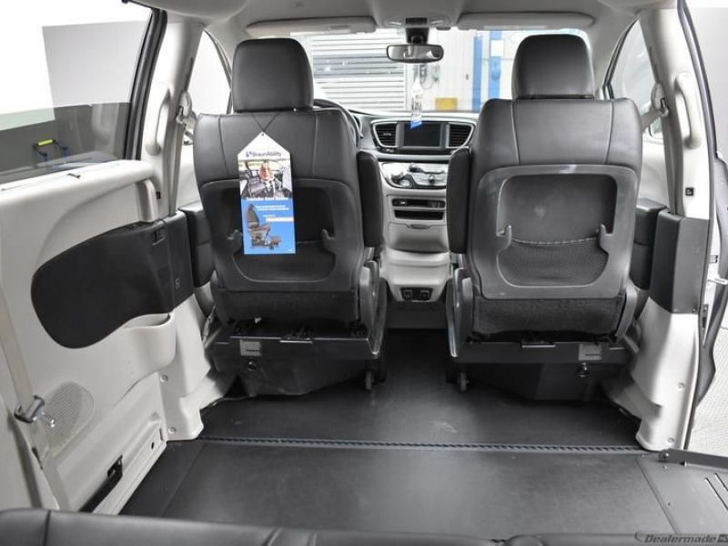 Silver Chrysler Pacifica image number 12