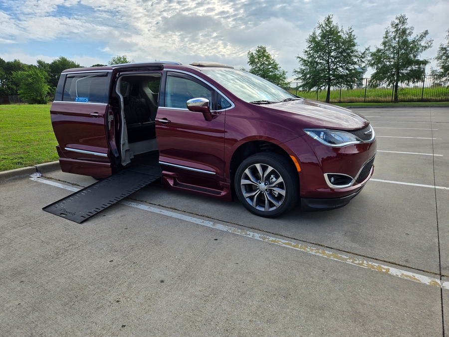 Used 2018 Chrysler Pacifica Limited - BraunAbility Side Entry Entry In Floor Automatic Ramp
