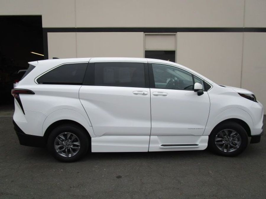 New 2025 Toyota Sienna LE 8-Passenger - Vantage Mobility Commercial Side Entry Entry In Floor Manual Ramp