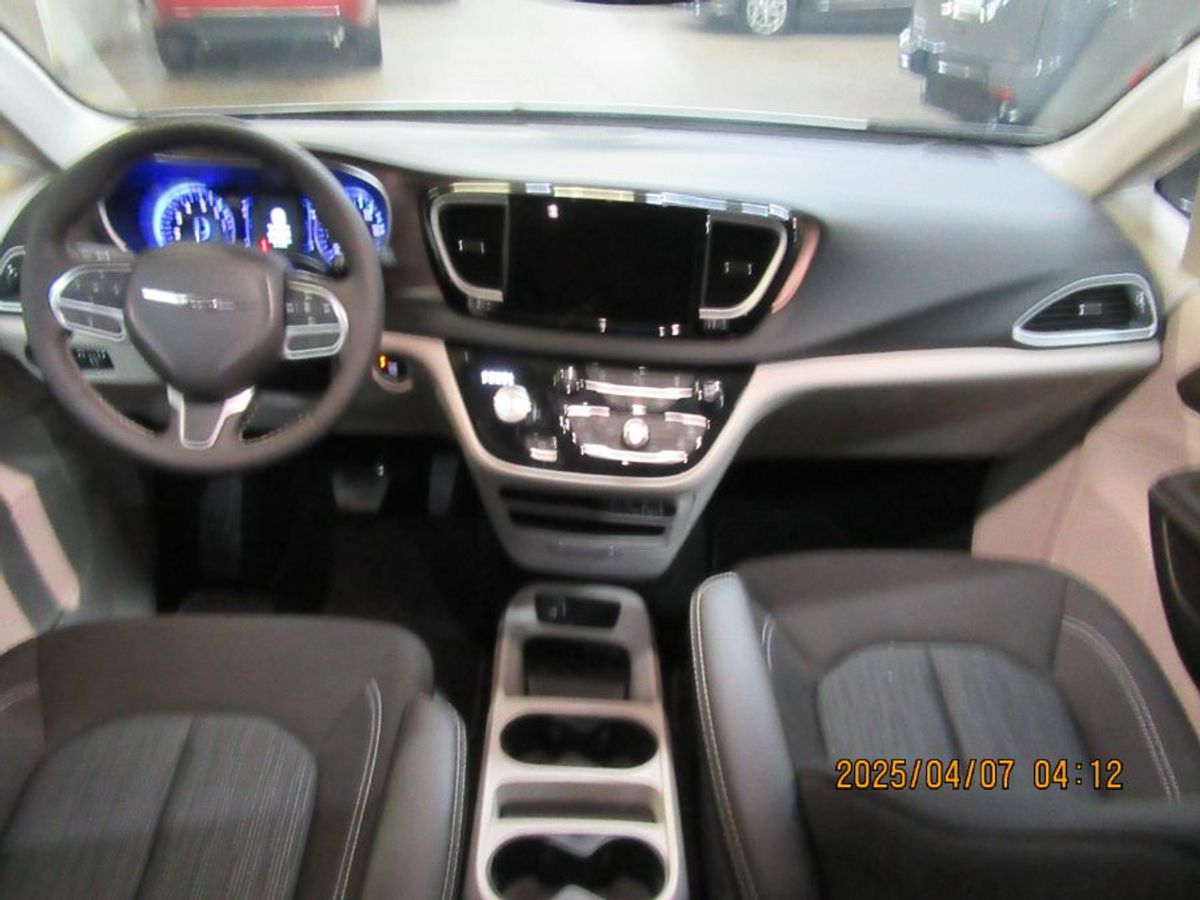 White Chrysler Voyager image number 21