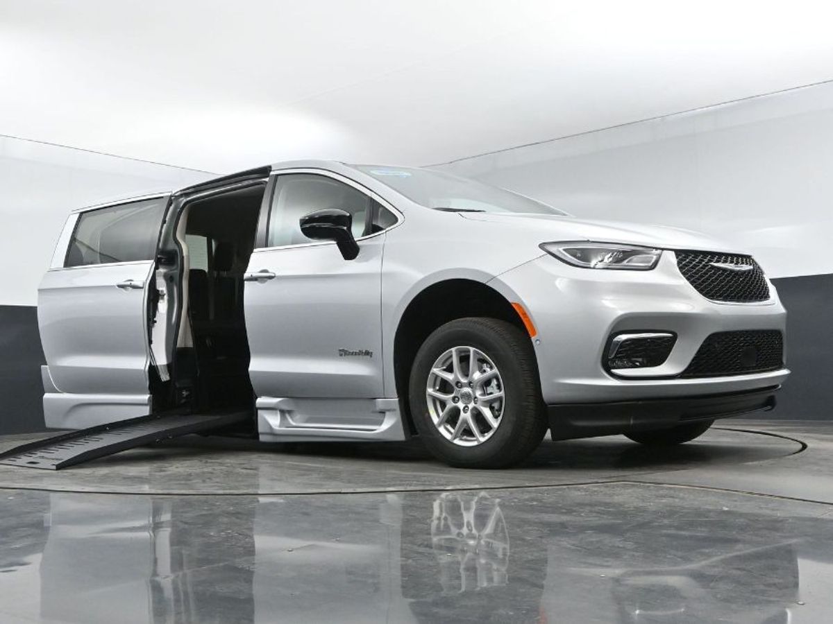 Silver Chrysler Pacifica image number 9