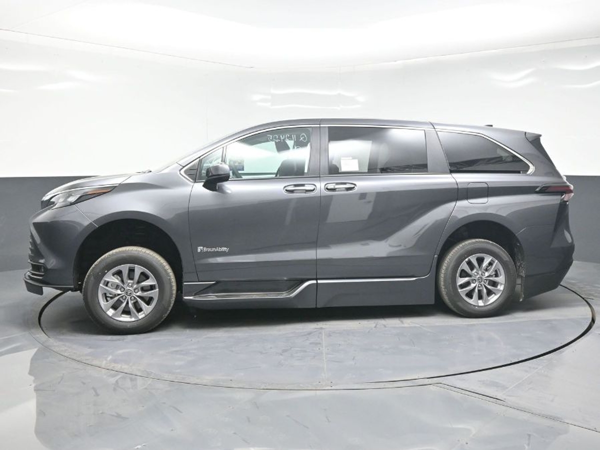 2025 Toyota Sienna XLE's photo