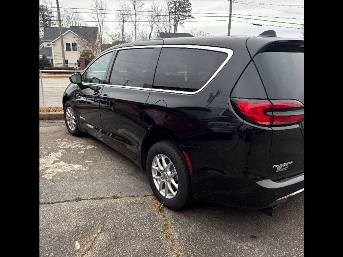 Black Chrysler Pacifica image number 17