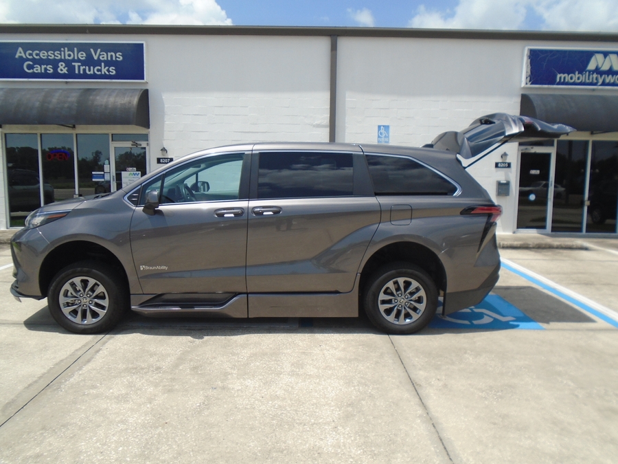 Grey Toyota Sienna image number 3