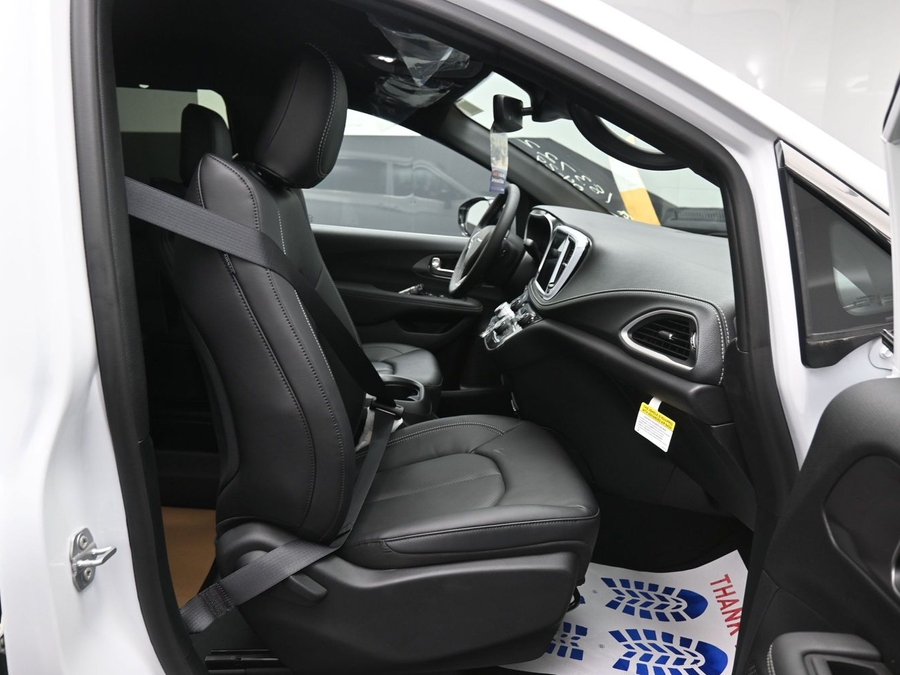 White Chrysler Pacifica image number 11