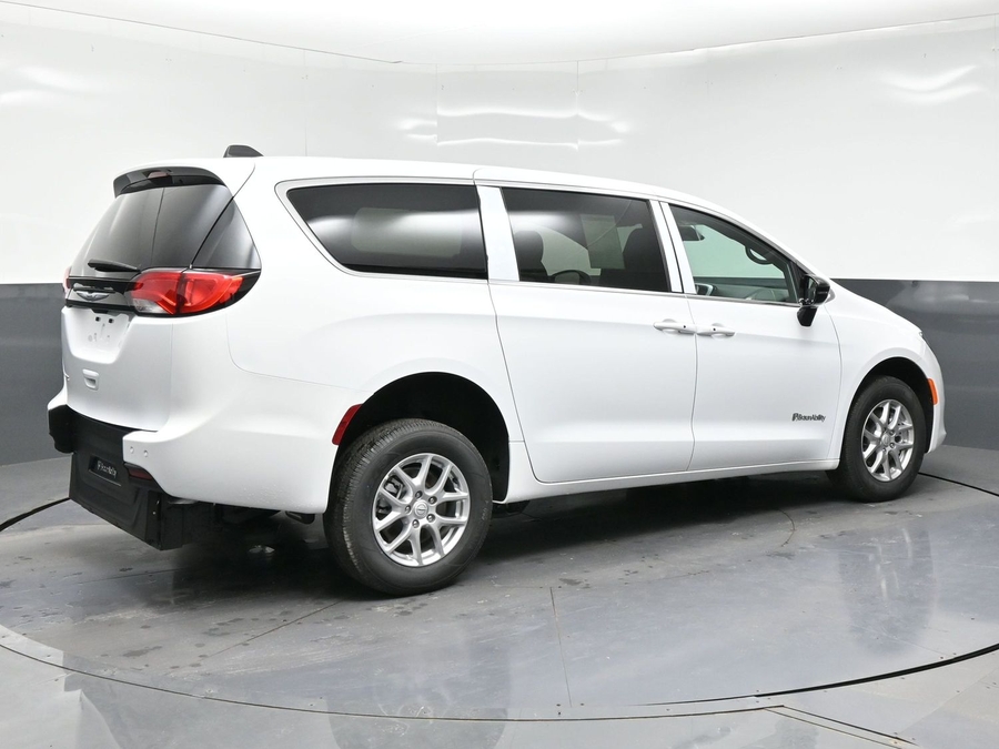 White Chrysler Voyager image number 4