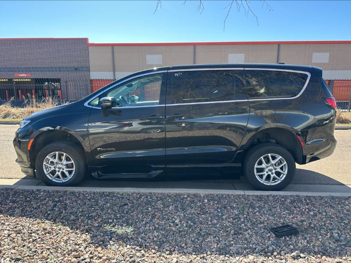 2023 CHRYSLER PACIFICA - Image 4