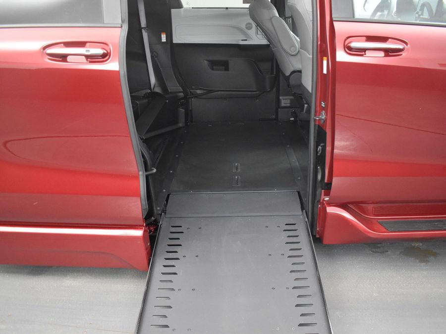 New 2025 Toyota Sienna Hybrid XLE Base - BraunAbility Side Entry Entry In Floor Automatic Ramp