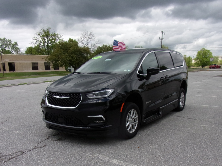 Black Chrysler Pacifica image number 2