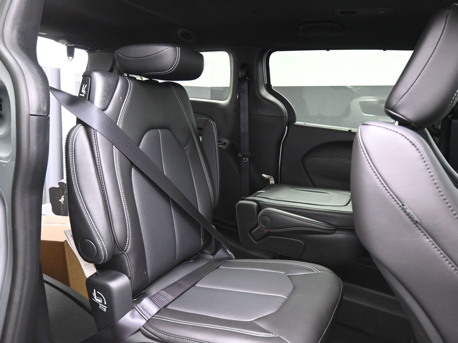 Silver Chrysler Voyager image number 12