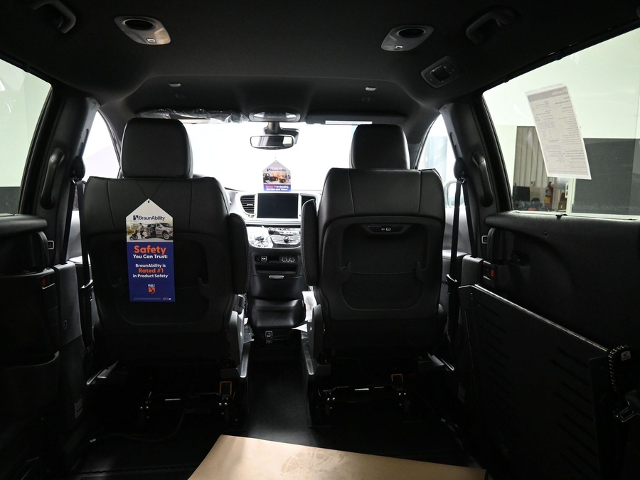 Black Chrysler Pacifica image number 14