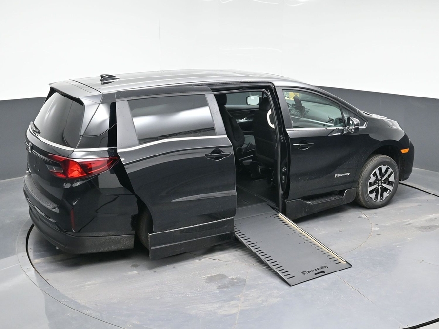 Black Honda Odyssey image number 16