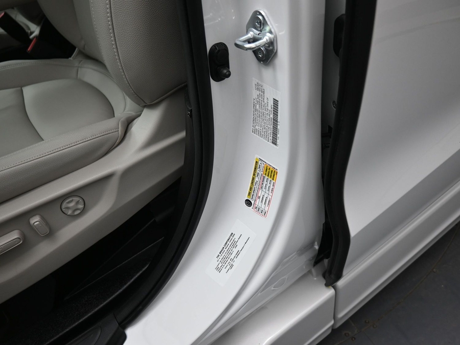 White Honda Odyssey image number 16