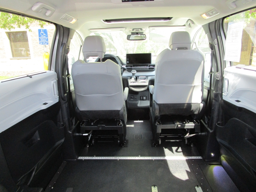 Grey Toyota Sienna image number 7