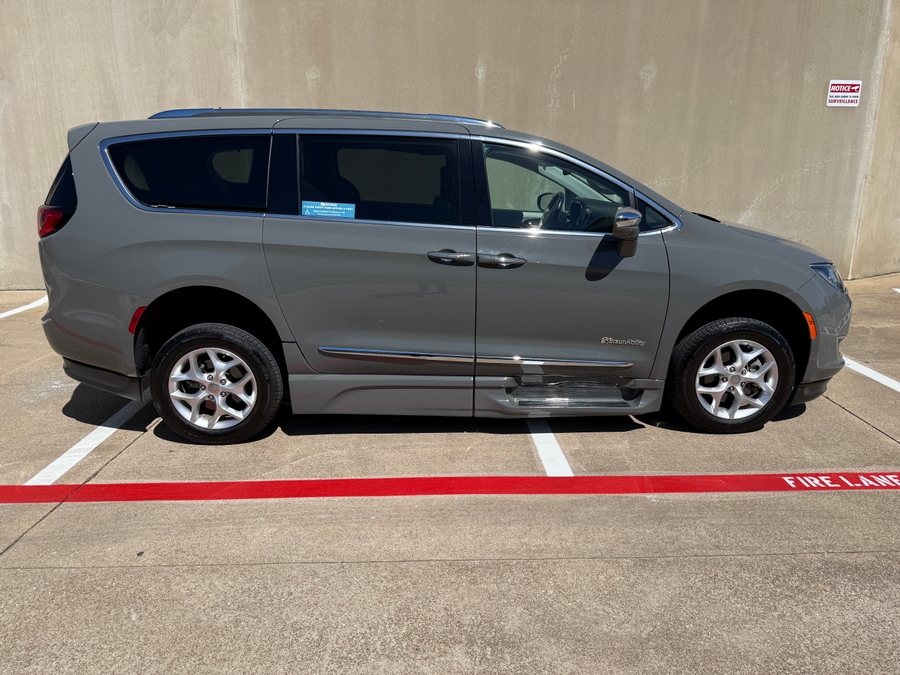Used 2020 Chrysler Pacifica Limited - BraunAbility Side Entry Entry In Floor Automatic Ramp