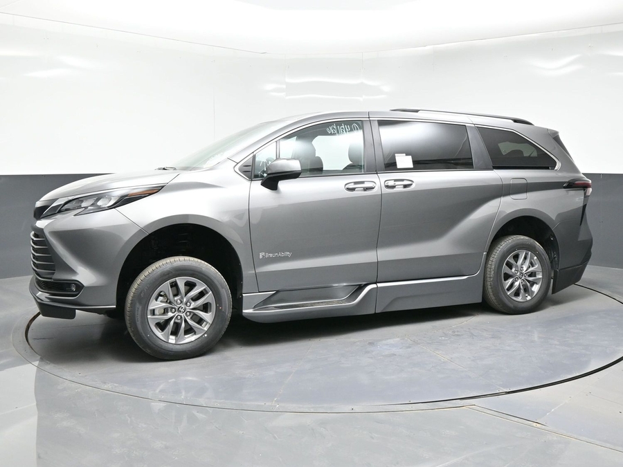 Grey Toyota Sienna image number 2