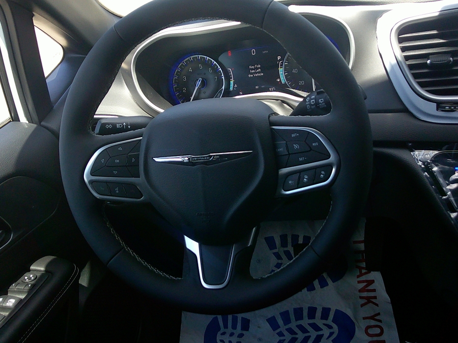 White Chrysler Voyager image number 9