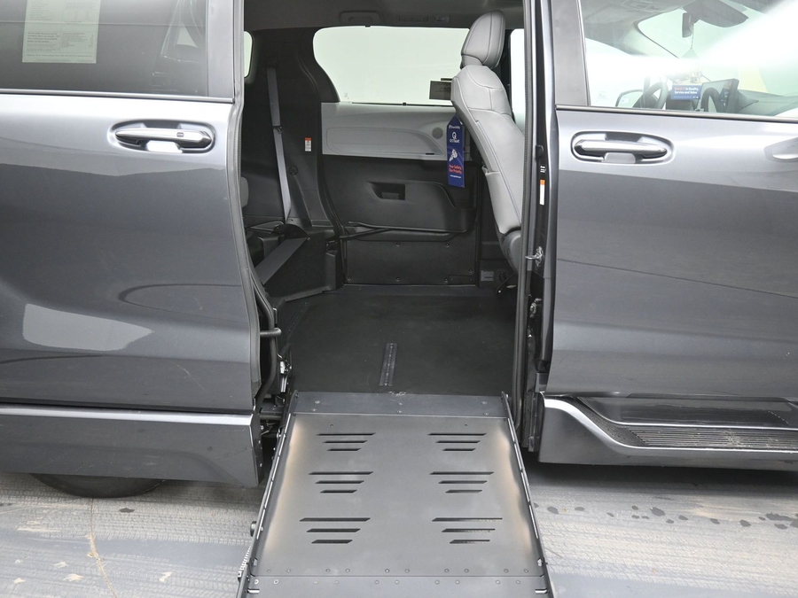 New 2025 Toyota Sienna Hybrid XLE Plus - BraunAbility Side Entry Entry Fold Out Automatic Ramp