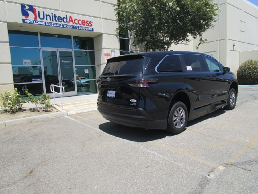 Used 2024 Toyota Sienna Hybrid LE Base - BraunAbility Side Entry Fold Out Automatic Ramp