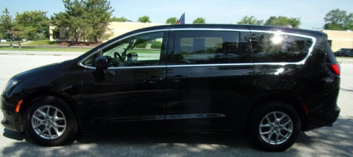 Black Chrysler Voyager image number 5