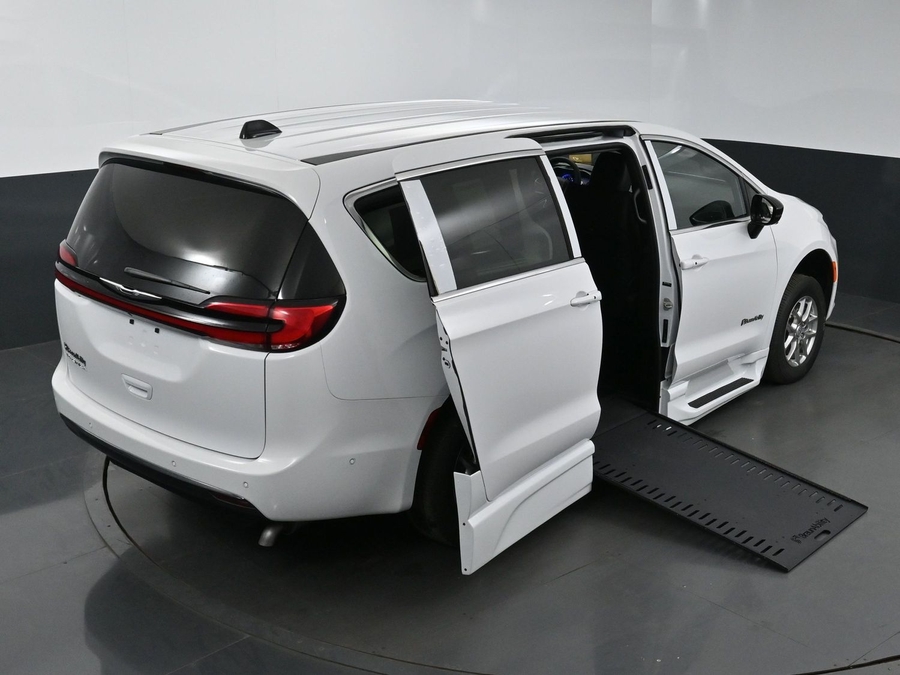 New 2025 Chrysler Pacifica Select Safety - BraunAbility Side Entry Entry In Floor Automatic Ramp