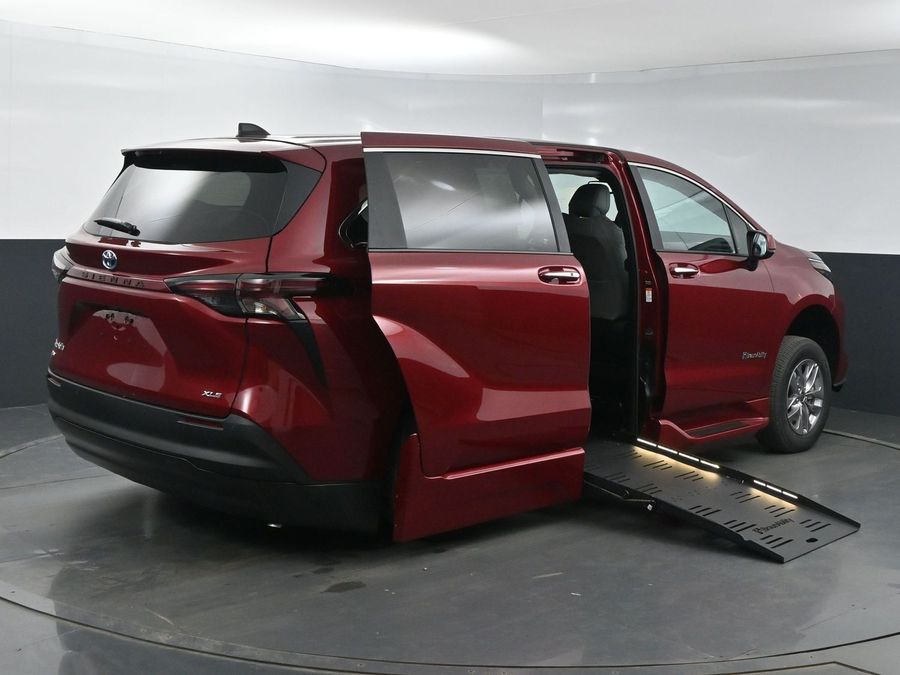 New 2025 Toyota Sienna Hybrid XLE Base - BraunAbility Side Entry Entry Fold Out Automatic Ramp