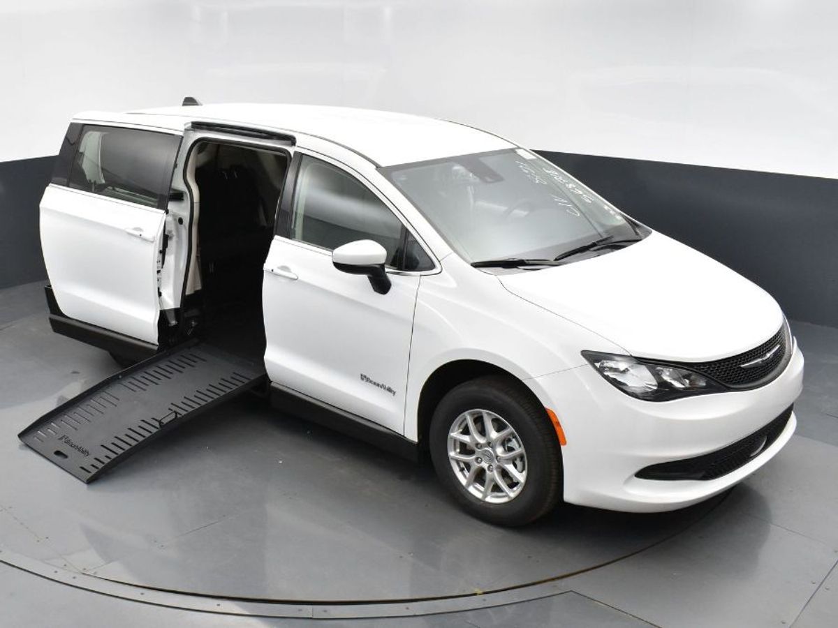 White Chrysler Voyager image number 2