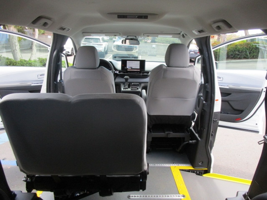 New 2025 Toyota Sienna Hybrid LE AWD w MID ROW - Vantage Mobility Commercial Side Entry Entry In Floor Manual Ramp