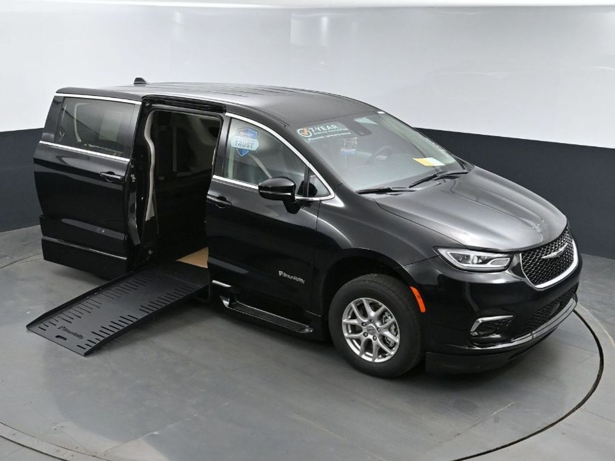 Black Chrysler Pacifica image number 12