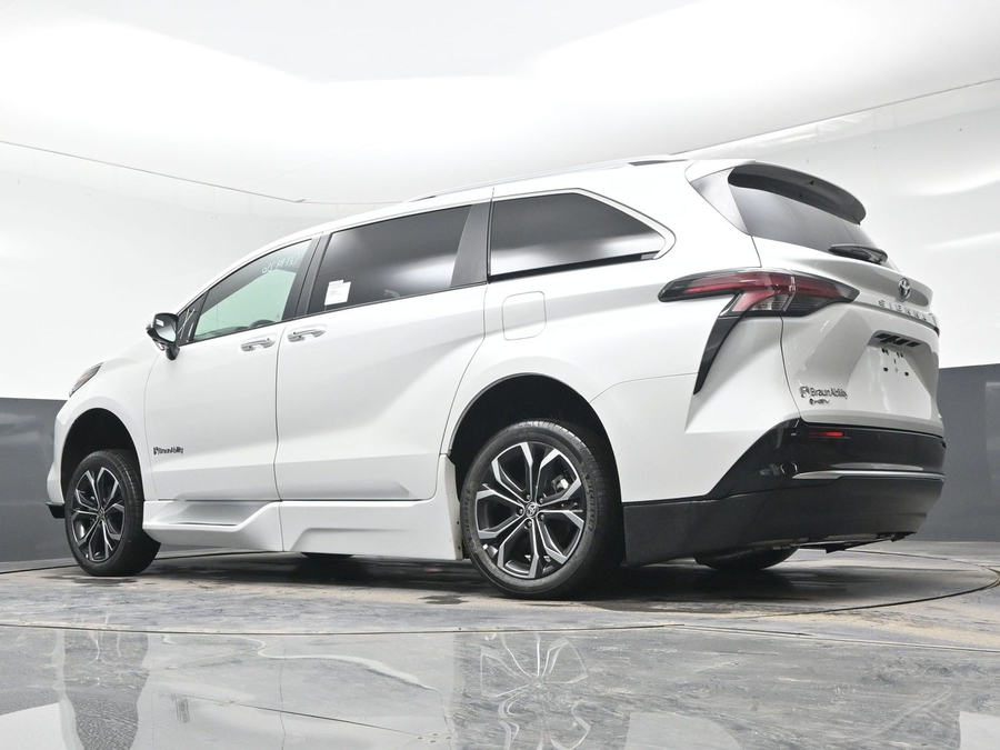 New 2025 Toyota Sienna Hybrid Platinum - BraunAbility Side Entry Entry In Floor Automatic Ramp