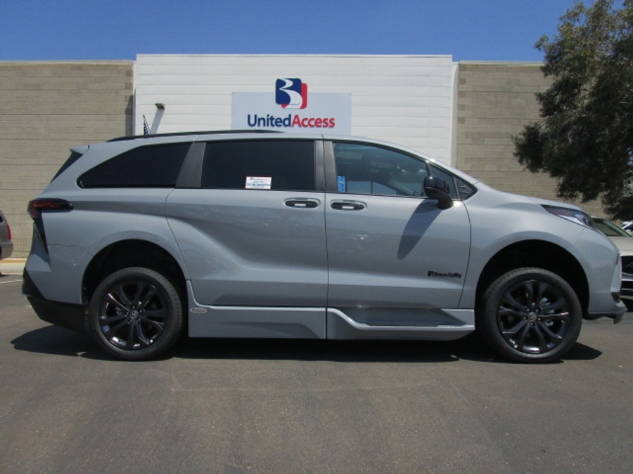 New 2026 Toyota Sienna Hybrid XSE Sport - BraunAbility Side Entry Entry Fold Out Automatic Ramp