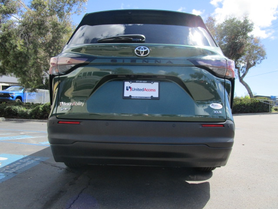 New 2026 Toyota Sienna Hybrid XLE Base - BraunAbility Side Entry Entry Fold Out Automatic Ramp