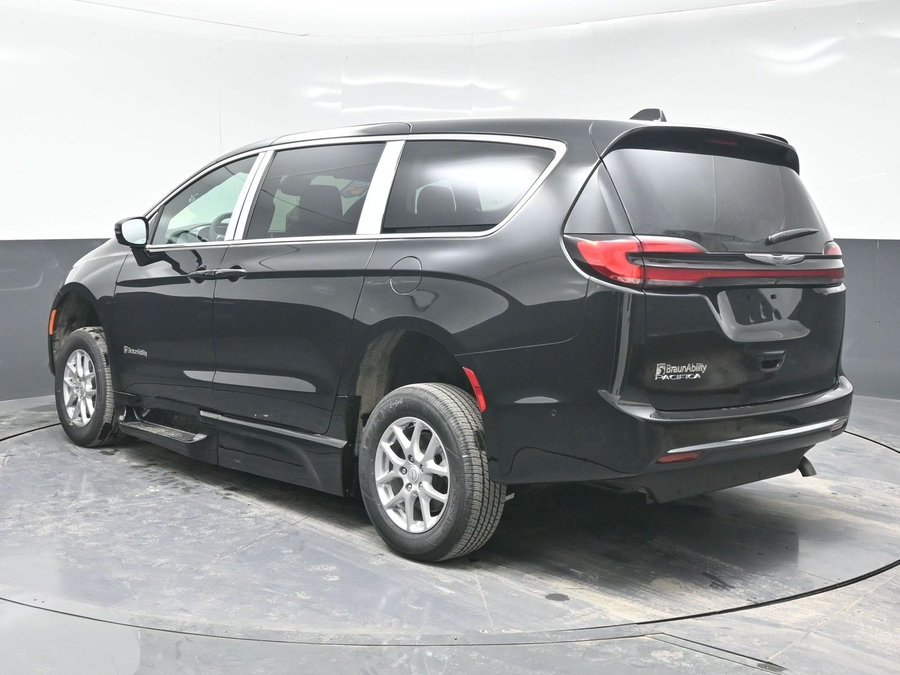 Black Chrysler Pacifica image number 4